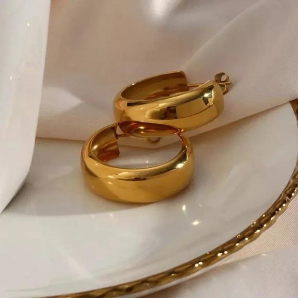 NEW 18K GOLD CHUNKY ICE HOOP EARRINGS - Picture 4 of 6